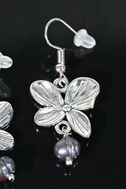 Flower & pearl earrings